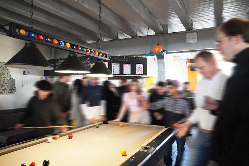 Ein Billard-Tisch mit Spielern