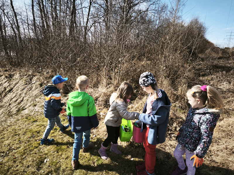 Kinder sammeln Müll in der Natur