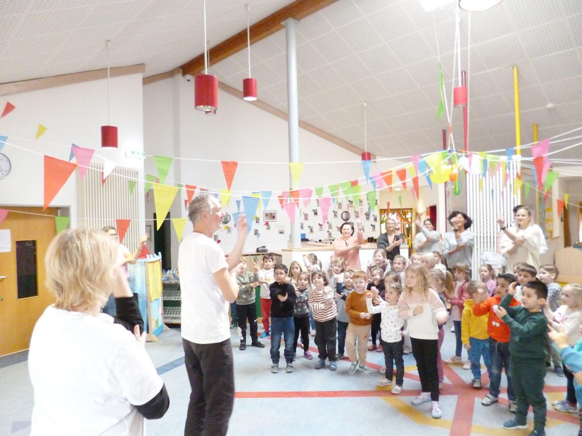 Clown AKI erklärt und sehr viele Kinder hören zu