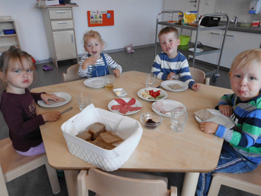 Kinder beim Frühstück