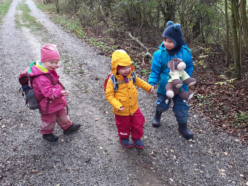 Drei Kinder auf Waldweg
