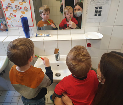 Kinder putzen ihre Zähne