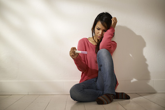 Junge Frau mit Schwangerschaftstest