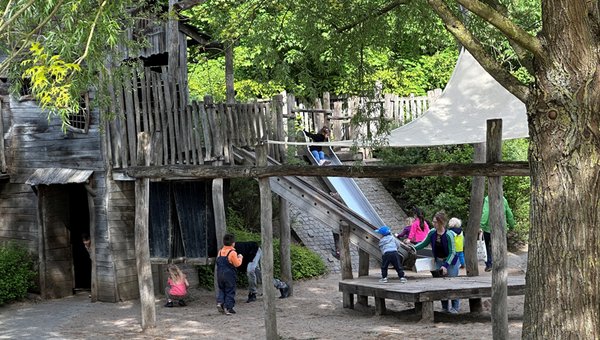 Abenteuerspielplatz mit Kindern