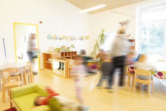 Kita Bunte Welt Gruppenraum Gruppenraum mit Kindern und Betreuern in der Kita Bunte Welt