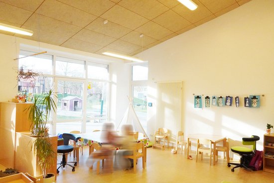 Kita Bunte Welt Gruppensituation Heller offener Gruppenraum mit viel Licht in der Kita Bunte Welt
